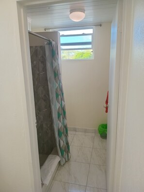 Sèche-cheveux, serviettes fournies, savon, papier toilette