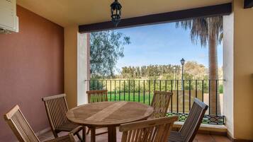 Apartment | Outdoor dining