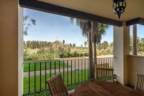 Apartment | Outdoor dining