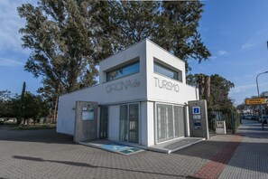 المنشأة من الخارج