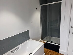 Chuveiro, secador de cabelo, toalhas de banho, sabonete