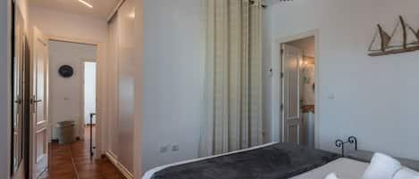 4 habitaciones y tabla de planchar con plancha