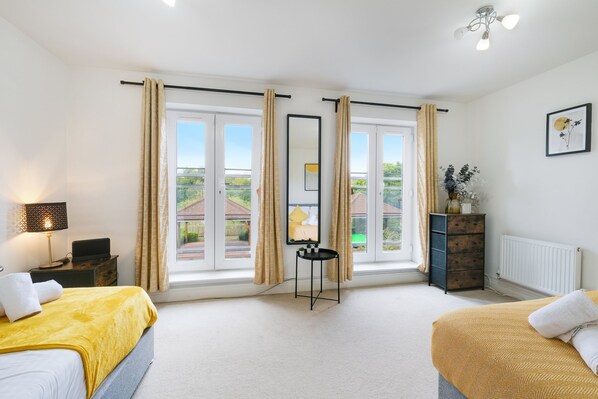 6 bedrooms, iron/ironing board, WiFi, bed sheets