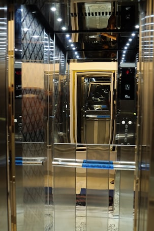 Ascensor. Hotel Shivganga