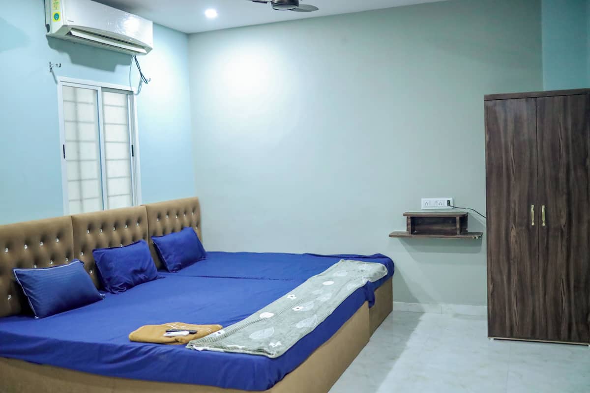 ห้องคอมฟอร์ทสำหรับสี่ท่าน | โต๊ะทำงาน, พื้นที่ทำงานแบบใช้แล็ปท็อป, Wi-Fi ฟรี, ผ้าปูที่นอน
