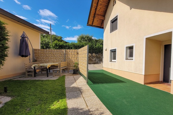 Eingangs- und Außenbereich mit Sitzgelegenheit der Ferienwohnung Haus Buxbaum
