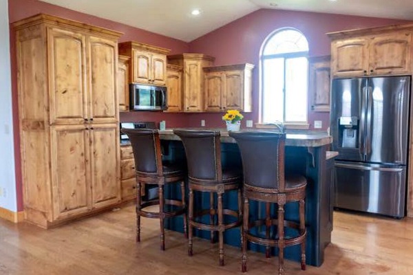 Kjøleskap, mikrobølgeovn, ovn og kokeplater