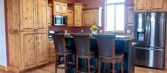 5-bedroom farmhouse near Thayne with WiFi, Near Yellowstone & Grand Teton Parks.