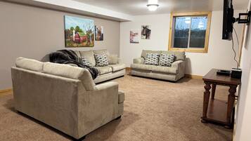 Smart-TV, Kamin, DVD-Player, TischfuĂball