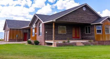 5-bedroom farmhouse near Thayne with WiFi, Near Yellowstone & Grand Teton Parks.