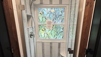 Hair dryer, towels, shampoo, toilet paper