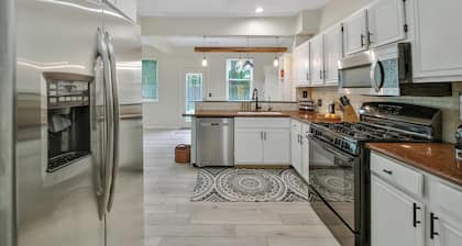 Relax and Unwind: Georgeous 4BR w/ pool and spa