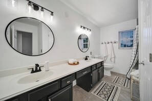 Douche, sèche-cheveux, serviettes fournies, savon