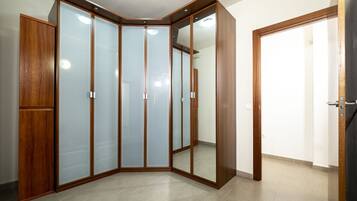 4 bedrooms, iron/ironing board