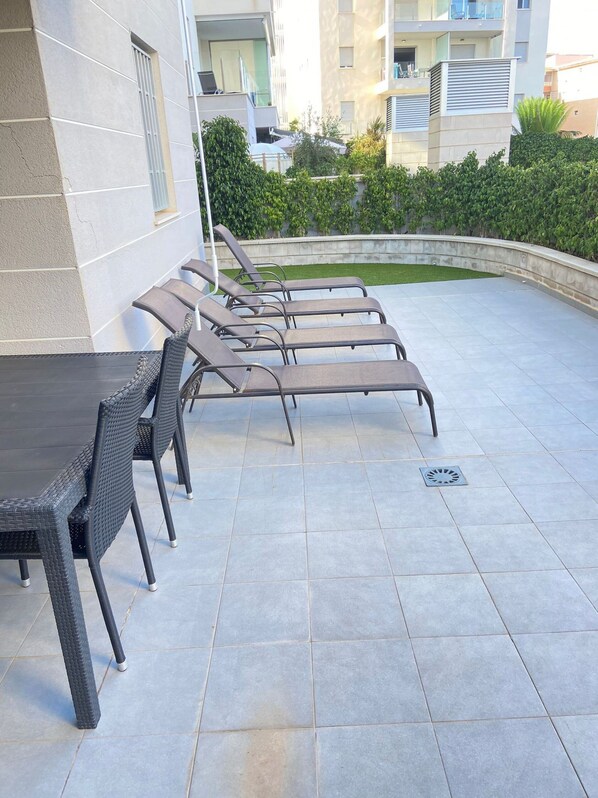 تناول الطعام بالخارج