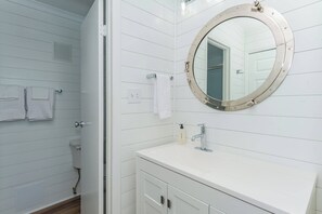 Dusche, Haartrockner, Handtücher, Shampoo