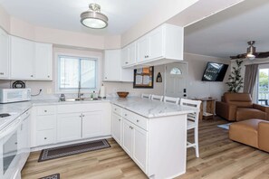 Fridge, microwave, oven, stovetop - 116th Bayside, 3 BR, waterfront, sleeps 7 (Ocean City)