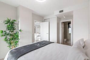 Departamento | 2 habitaciones y tabla de planchar con plancha 