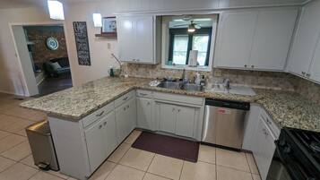 Mikrobølgeovn, ovn, kokeplater og oppvaskmaskin