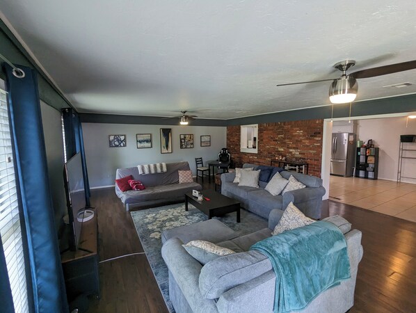 Televisión y chimenea 