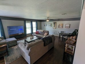 Televisión y chimenea 