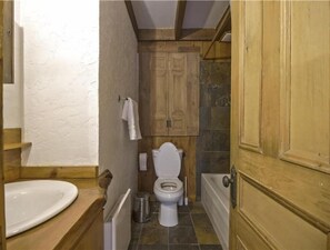 Hair dryer, towels, toilet paper - 3-bedroom chalet in beautiful Hatley with WiFi (Hatley)