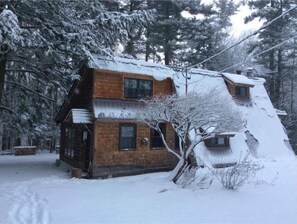 Exterior - 3-bedroom chalet in beautiful Hatley with WiFi (Hatley)