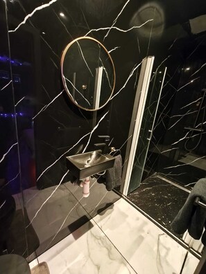 Serviettes fournies, papier toilette