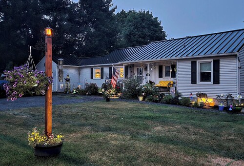 Charming 2-bedroom bed & breakfast in peaceful Cayuga with WiFi, AC