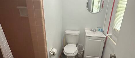 Een douche, handdoeken, zeep, shampoo