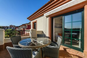 Outdoor dining - Golfside Penthouse in Isla Canela (Ayamonte)