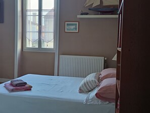 1 bedroom, desk, free WiFi, bed sheets