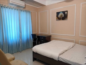 Desk, free WiFi - The Travellers Club (Guwahati)