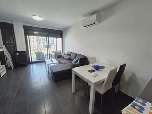 Apartment | Dining - Garden-view Flat in Punta Prima (Torrevieja)