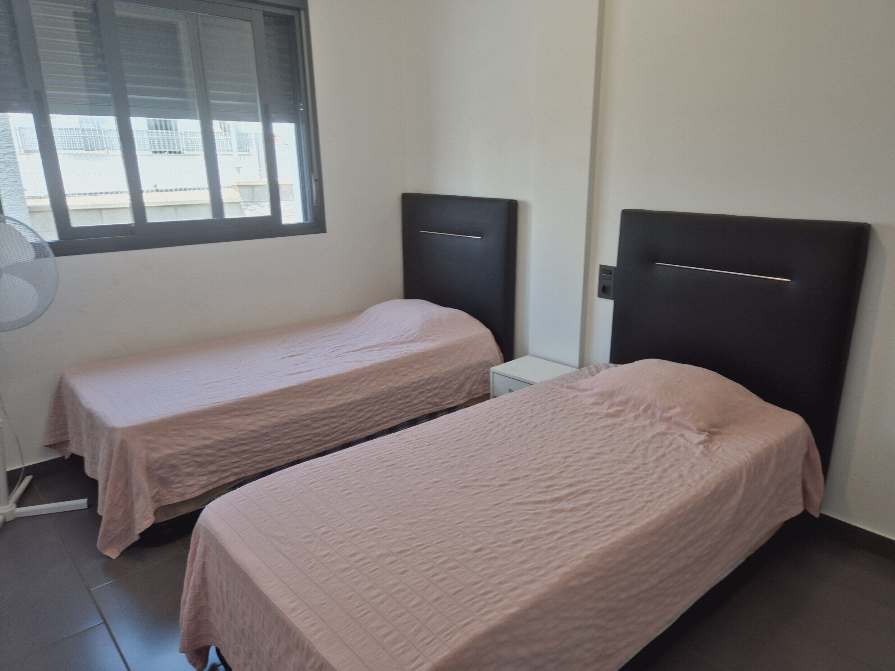 Apartamento | 2 dormitorios y tabla de planchar con plancha