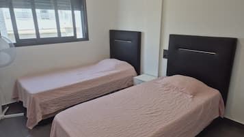 Apartamento | 2 dormitorios y tabla de planchar con plancha