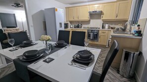 Lemari es, microwave, oven, dan kompor