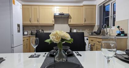 Leyland Road Retreat - 4 Bedroom House