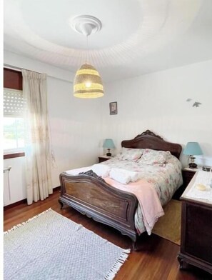 3 bedrooms, free WiFi, bed sheets - Second floor apartment in a house near Camino Inglés (Pet friendly) (Abegondo)