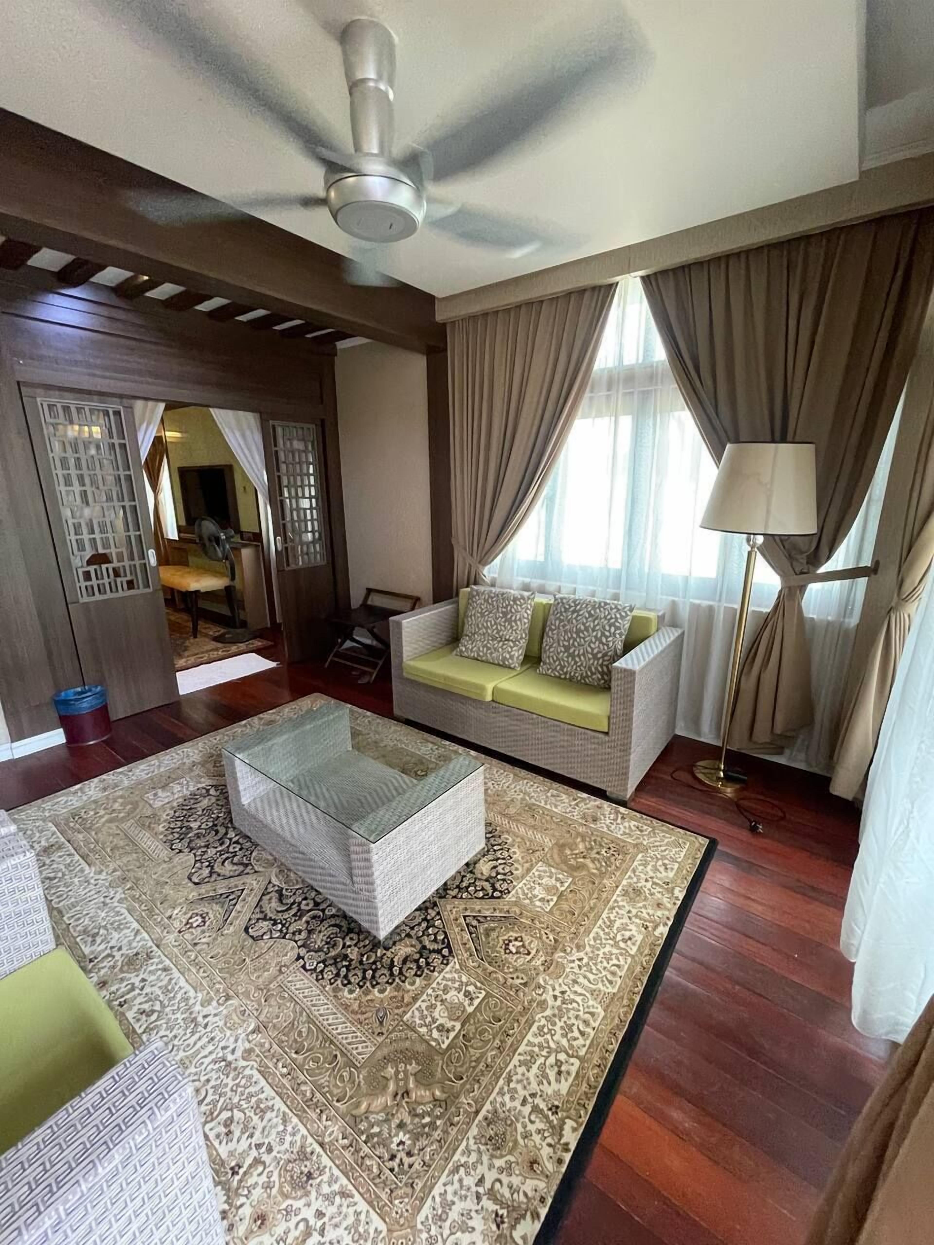 Premium Triple Room | Desk, bed sheets