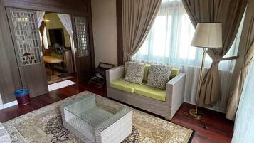 Premium Triple Room | Desk, bed sheets