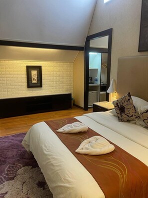 Suite, Patio, Sea View | Desk, bed sheets