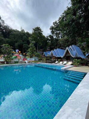Una piscina al aire libre