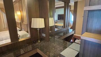 Kamar Triple Premium | Meja kerja dan seprai linen