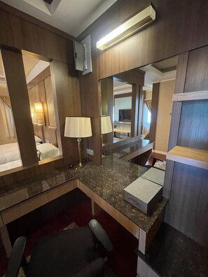 尊荣三人房 | 办公桌、床单