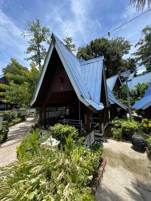 Kolmen hengen classic-huone, näköala puutarhaan | Työpöytä, vuodevaatteet