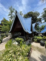 Classic Triple Room, Garden View | Meja, cadar katil