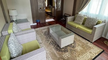 Escritorio y ropa de cama