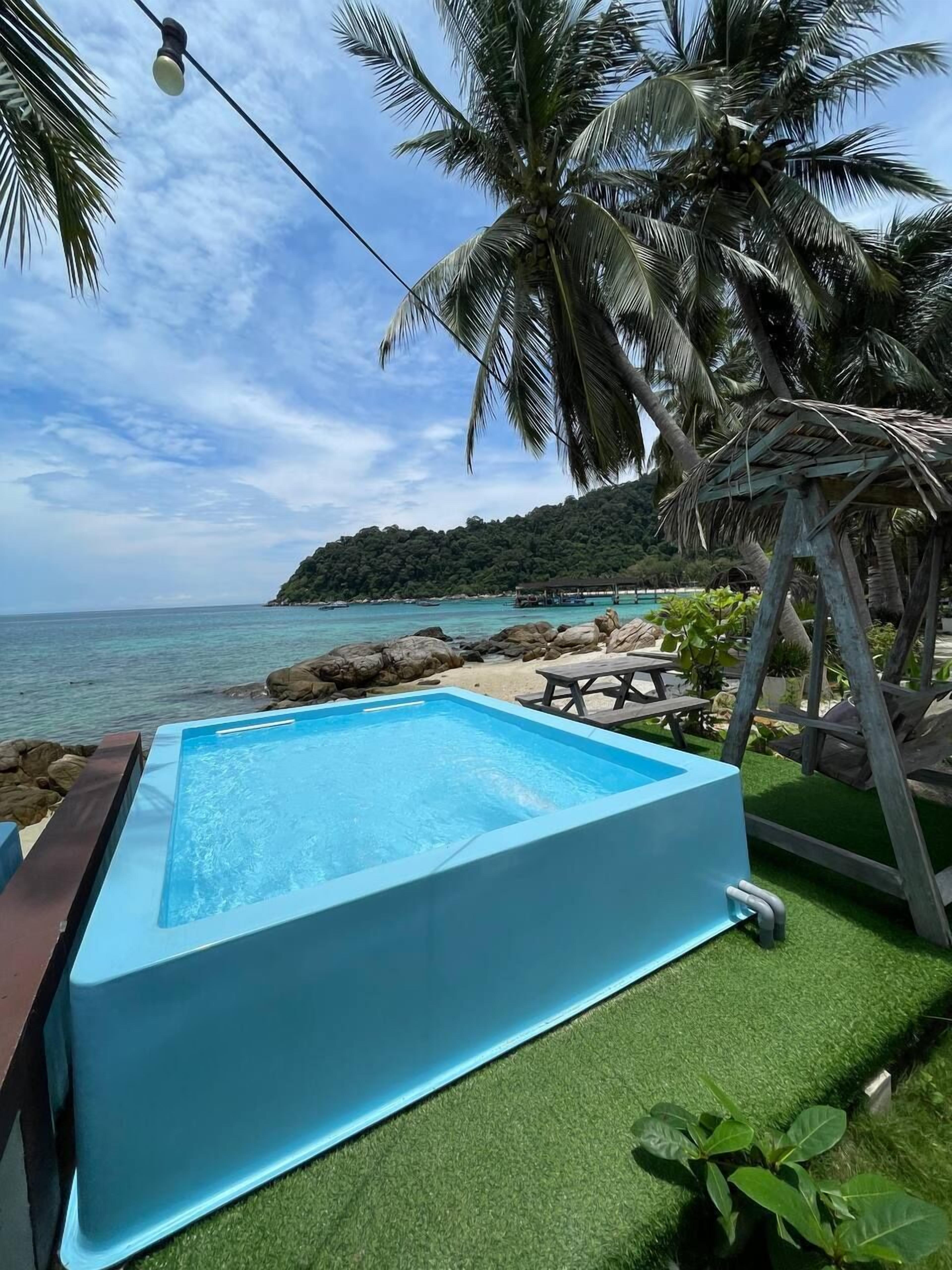 Luxury Triple Room, Private Pool, Sea View | Desk, bed sheets