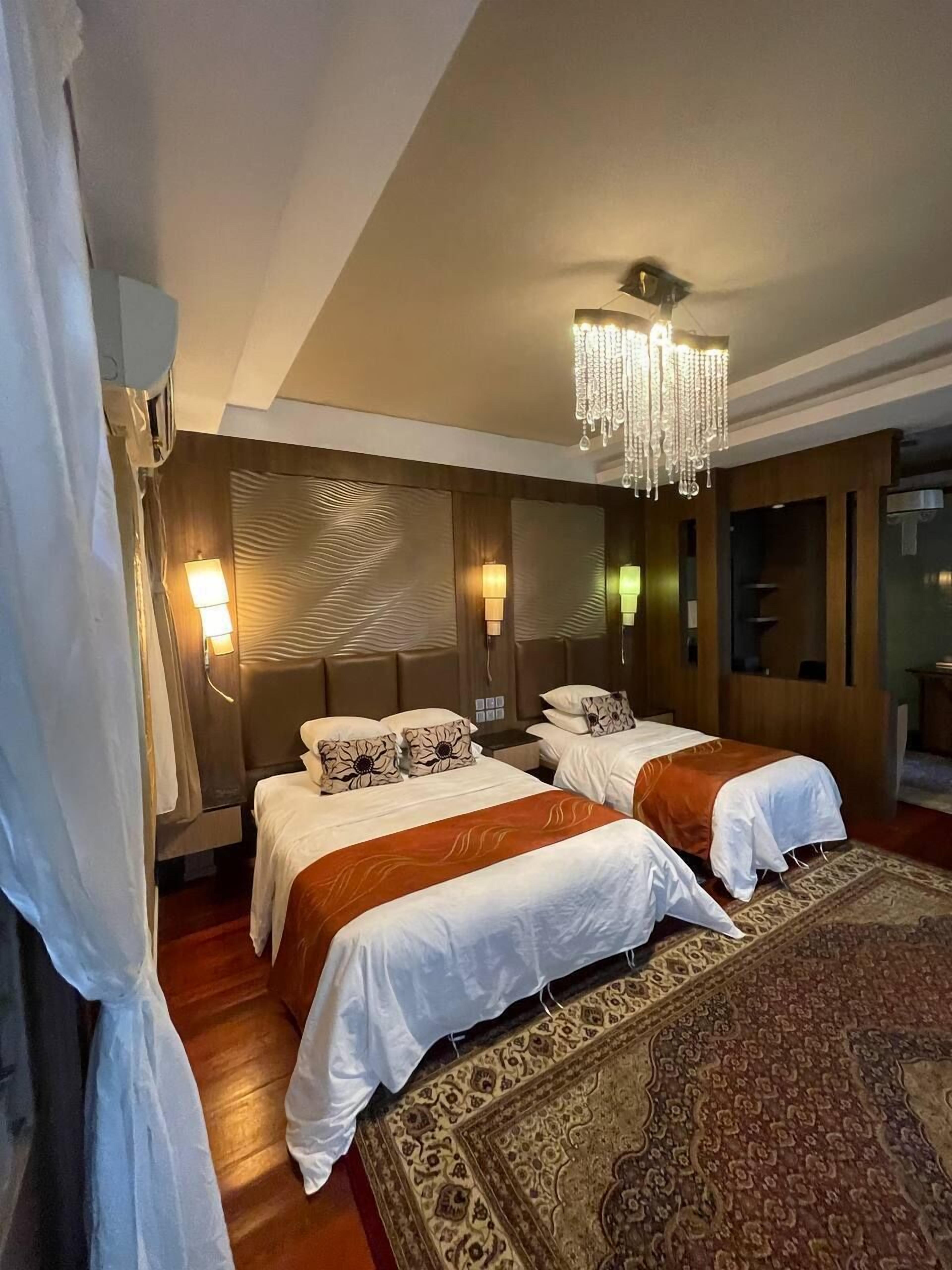 Premium Triple Room | Meja, cadar katil 